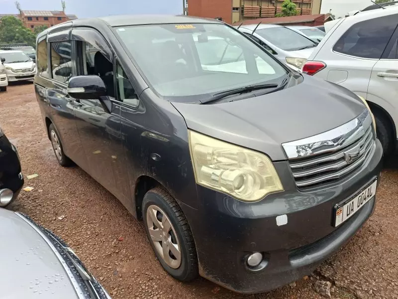 Toyota Noah - 2010