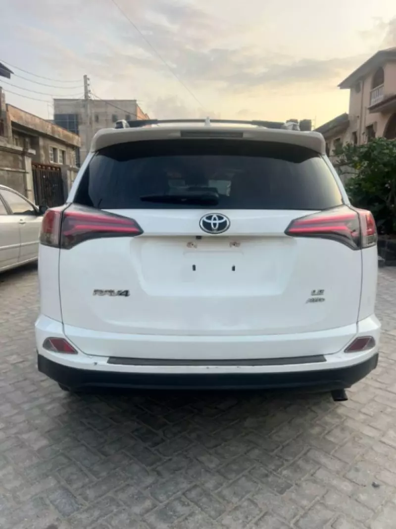 Toyota RAV 4   - 2017