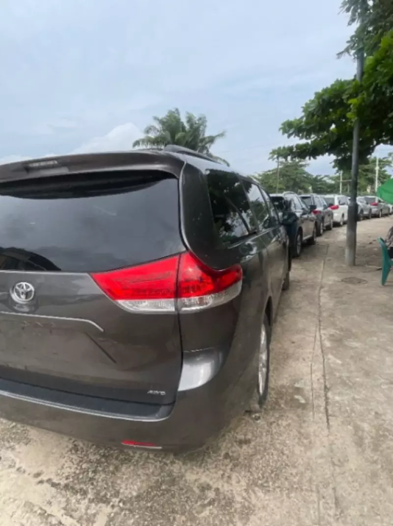 TOYOTA Sienna   - 2011
