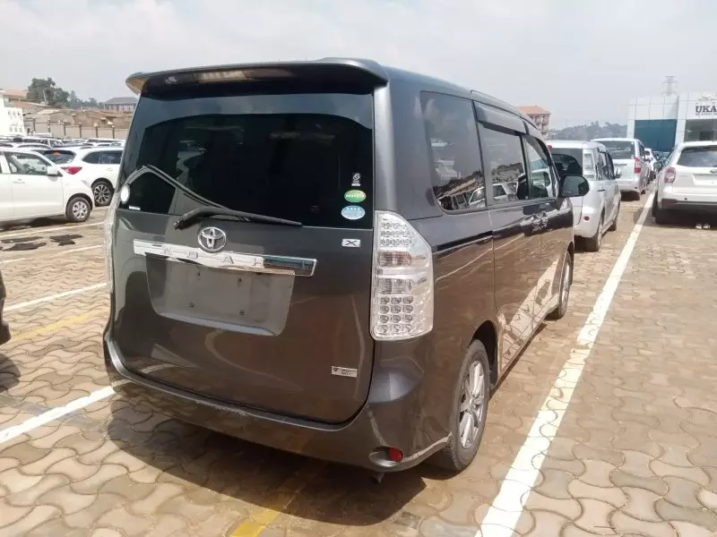 Toyota Noah   - 2012