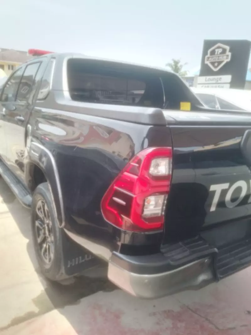 Toyota Hilux   - 2022