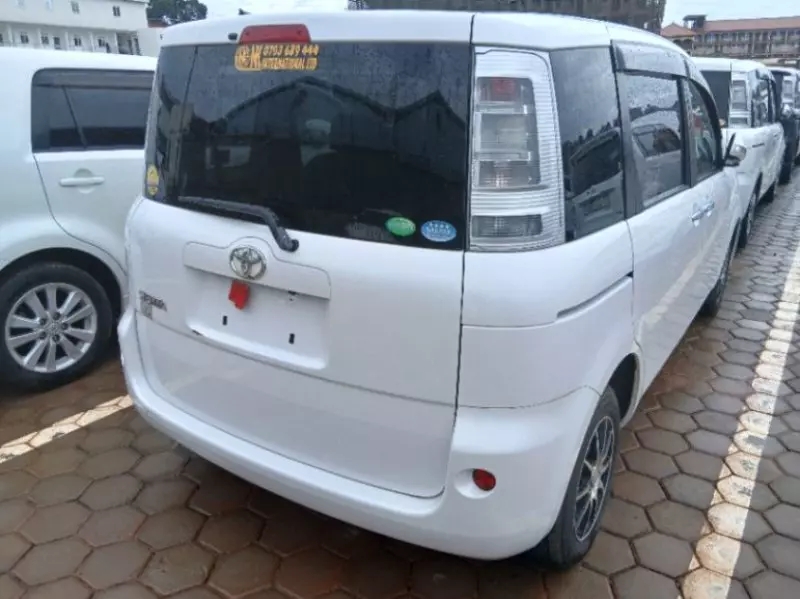 Toyota Sienta   - 2012
