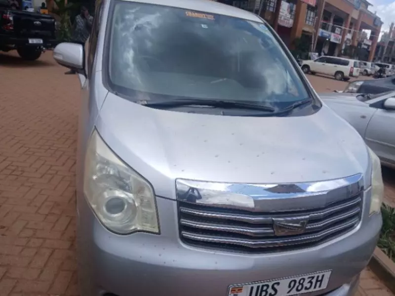 Toyota Noah   - 2010