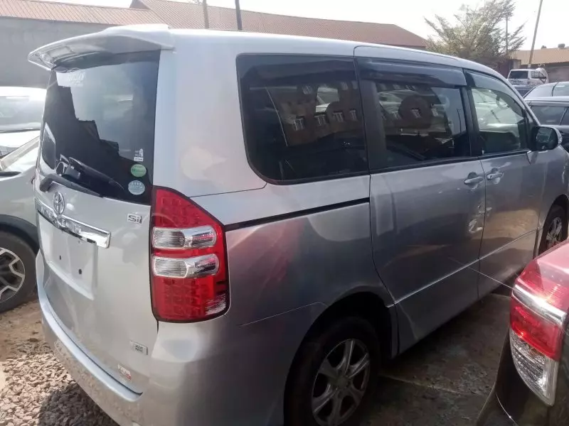 Toyota Noah - 2012