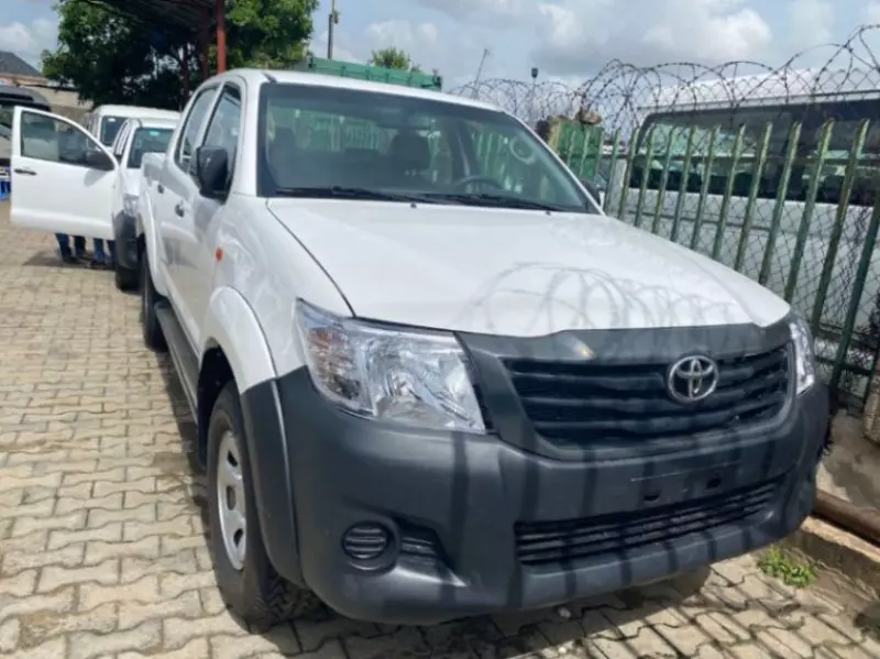 Toyota Hilux   - 2013
