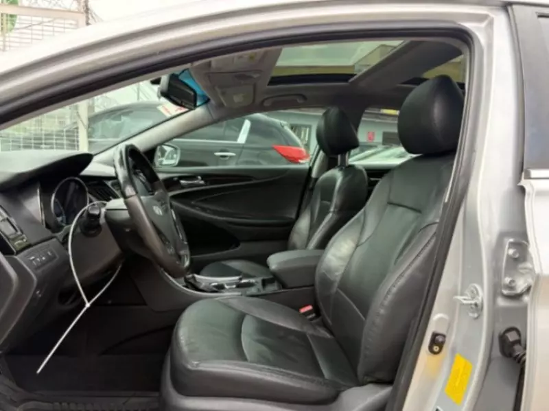 Hyundai Sonata   - 2012