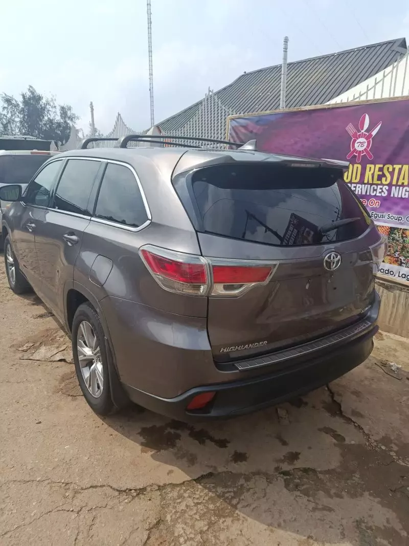 Toyota Highlander   - 2016