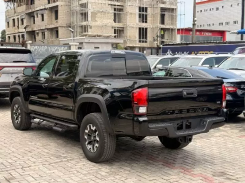 TOYOTA Hilux    - 2018