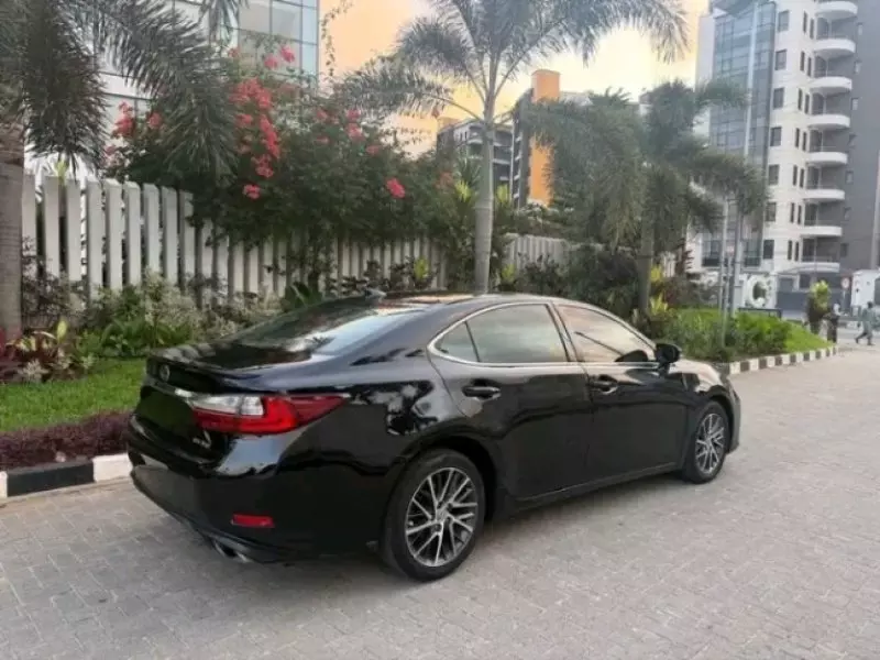 Lexus ES   - 2017