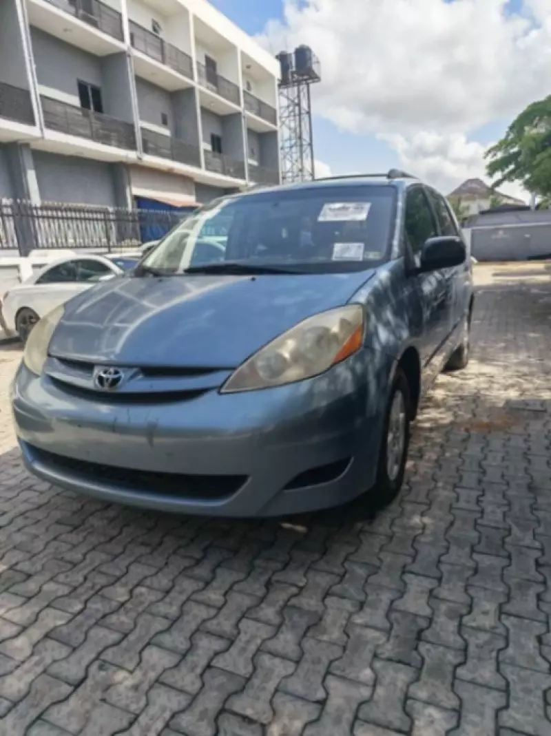 TOYOTA Sienna   - 2010