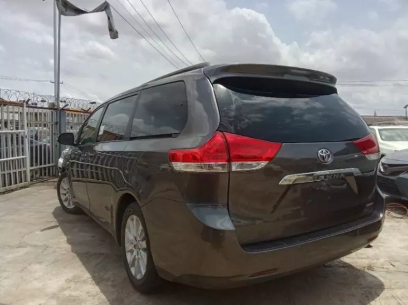 Toyota Sienna   - 2013