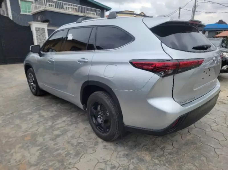 Toyota Highlander   - 2021