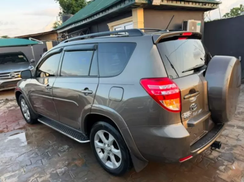 TOYOTA Rav4 - 2010