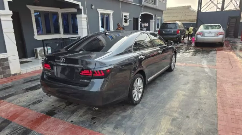 Lexus ES 350   - 2010