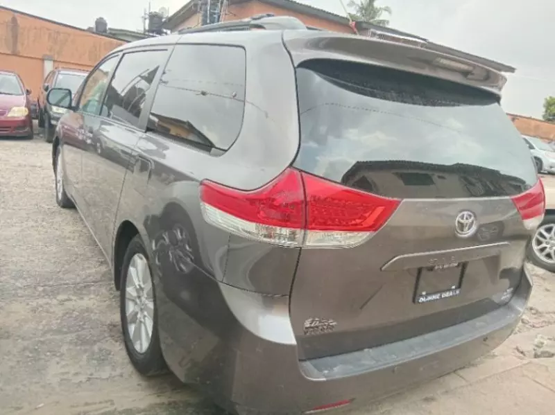 Toyota Sienna   - 2010
