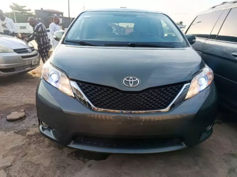 Toyota Sienna   - 2013