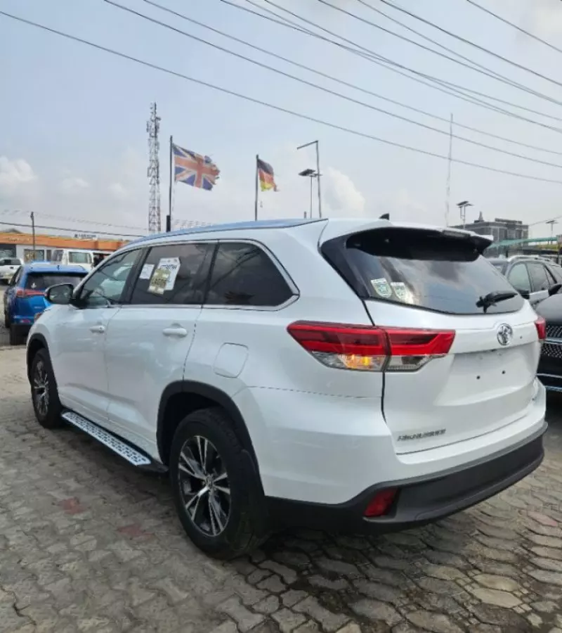 Toyota Highlander   - 2016