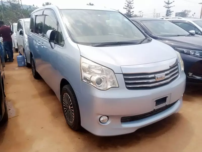 Toyota Noah   - 2013