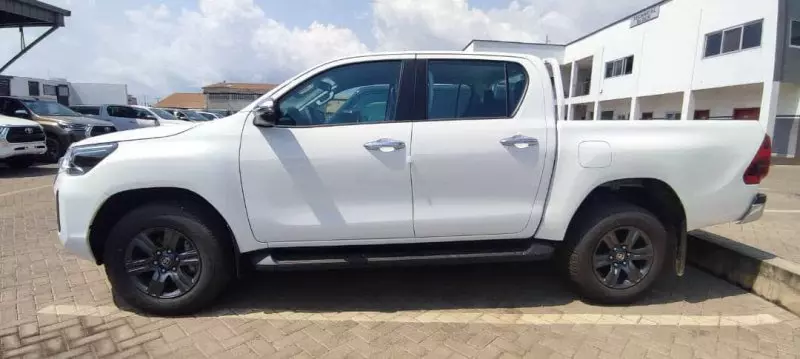 TOYOTA Hilux   - 2026