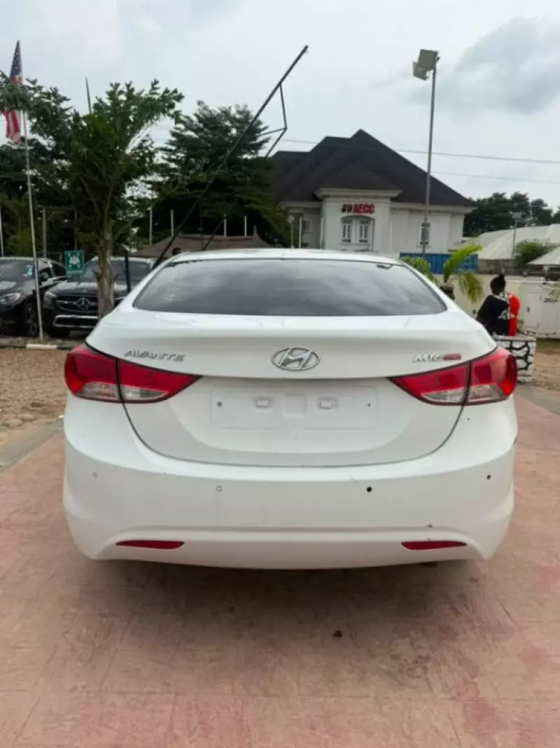 Hyundai Elantra   - 2012
