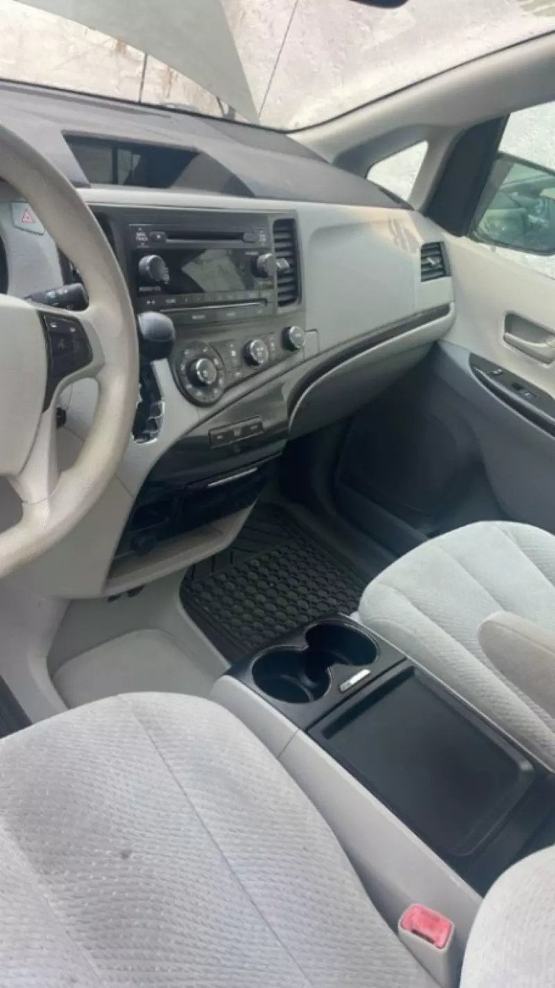 Toyota Sienna   - 2011