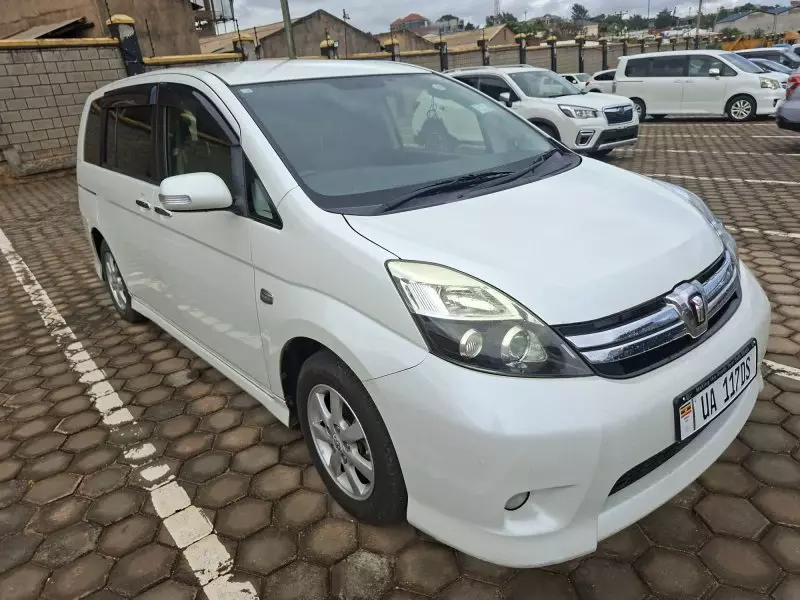 Toyota Isis    - 2012