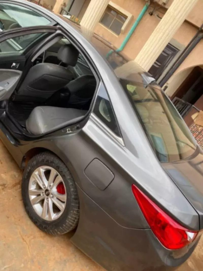 Hyundai Sonata   - 2011
