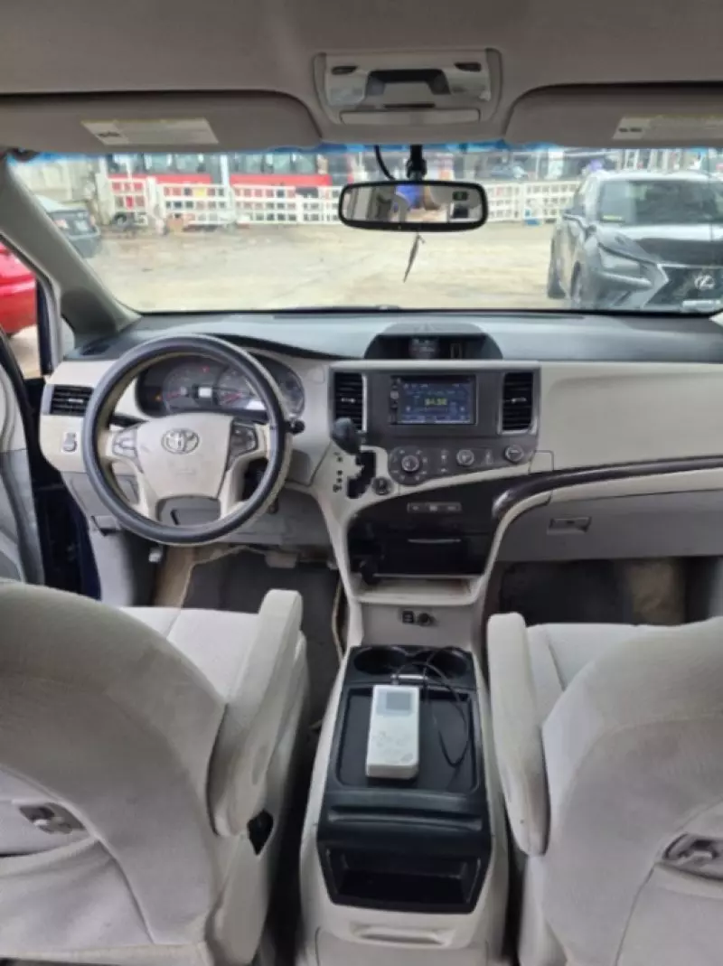 TOYOTA Sienna   - 2011