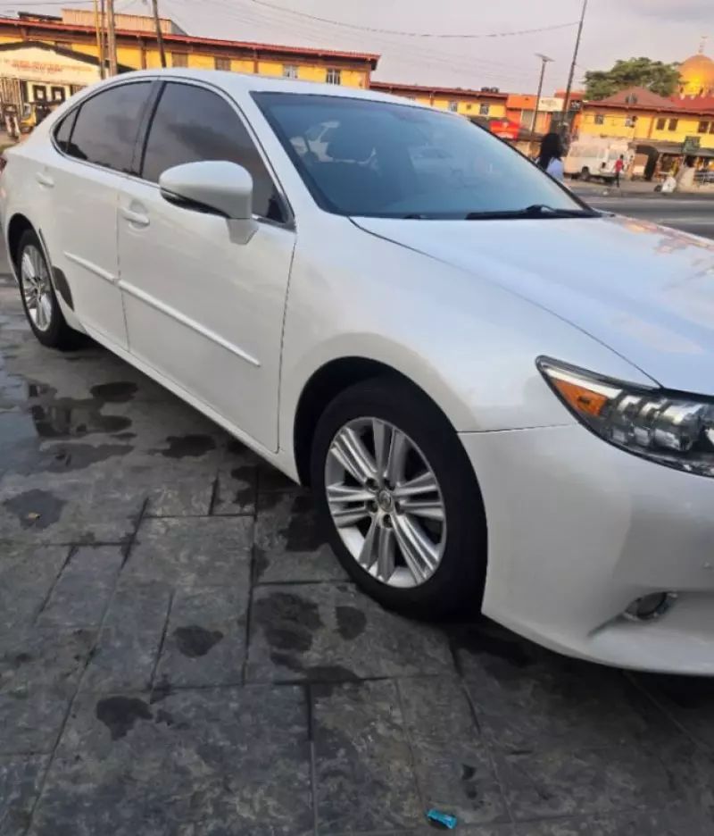 Lexus ES   - 2014
