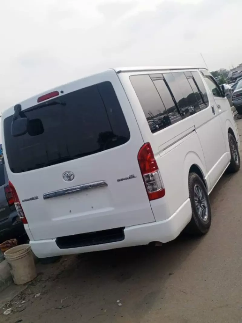 Toyota Hiace   - 2012