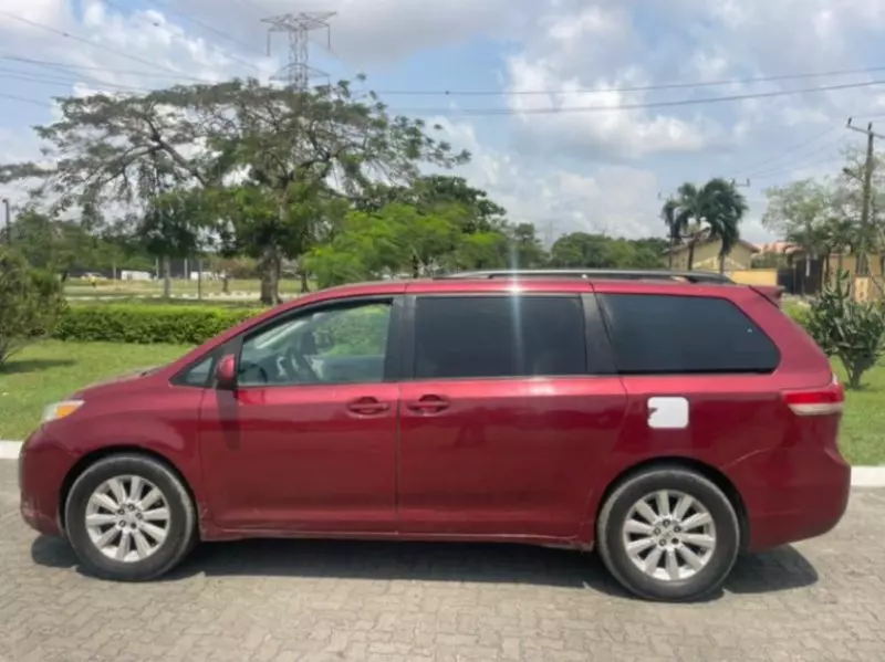 Toyota Sienna   - 2011