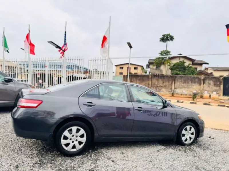 Toyota Camry   - 2010