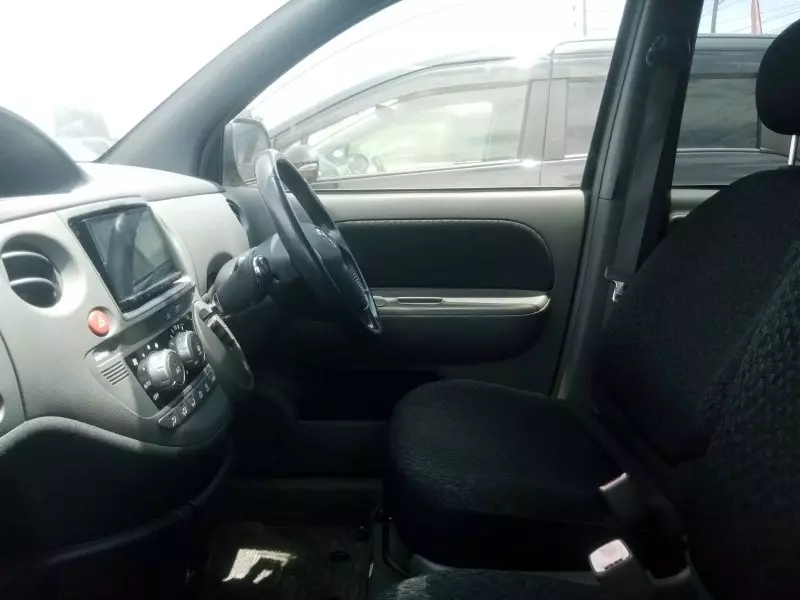Toyota Sienta   - 2012