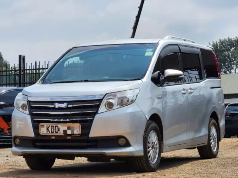Toyota Noah   - 2014