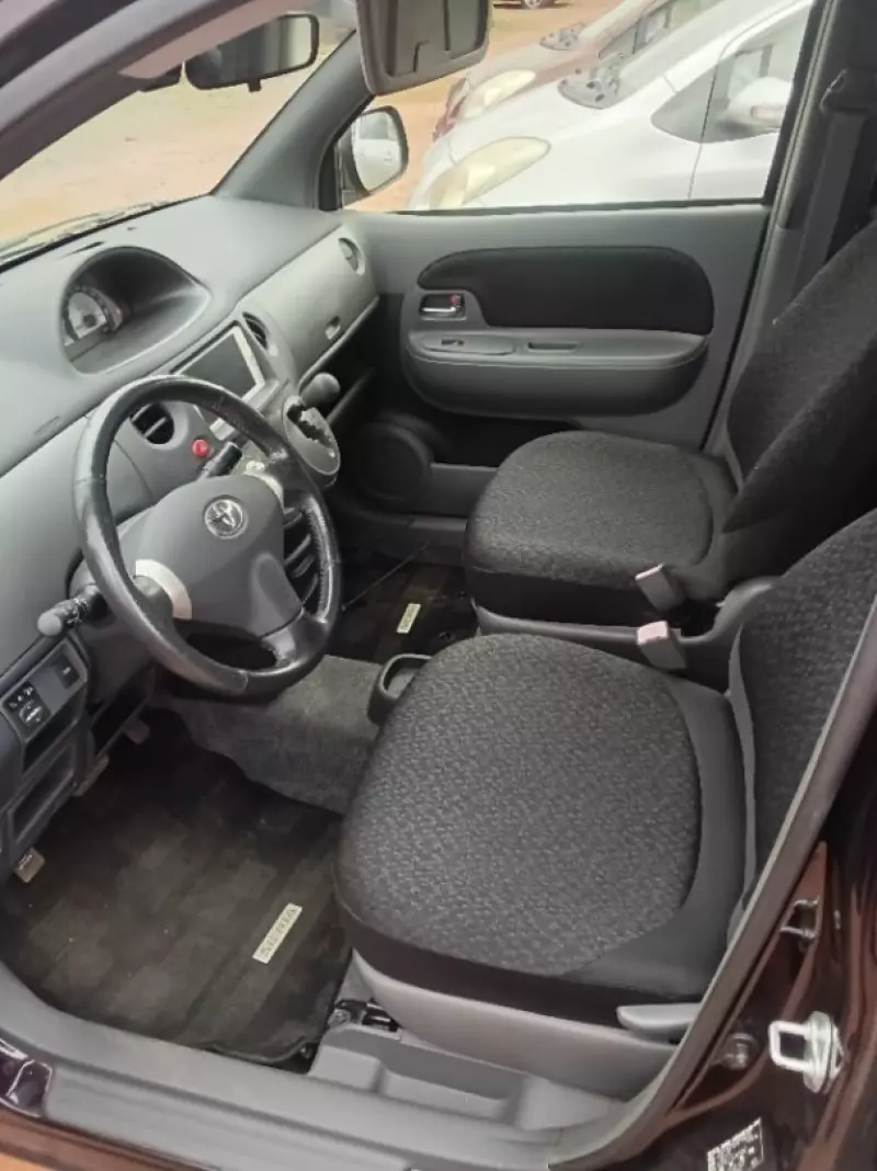 Toyota Sienta   - 2012