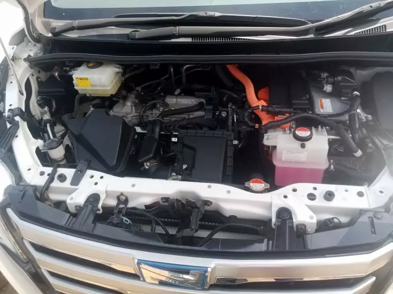 Toyota Noah Hybrid - 2016