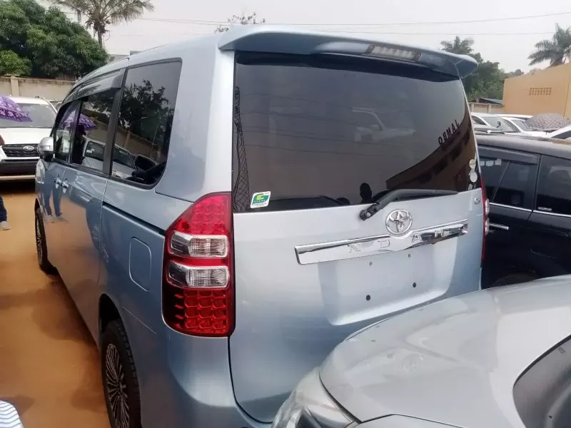 Toyota Noah   - 2013