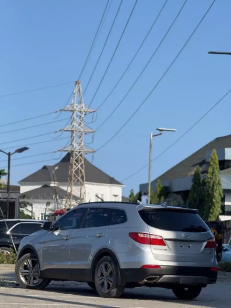 Hyundai Santa Fe   - 2015