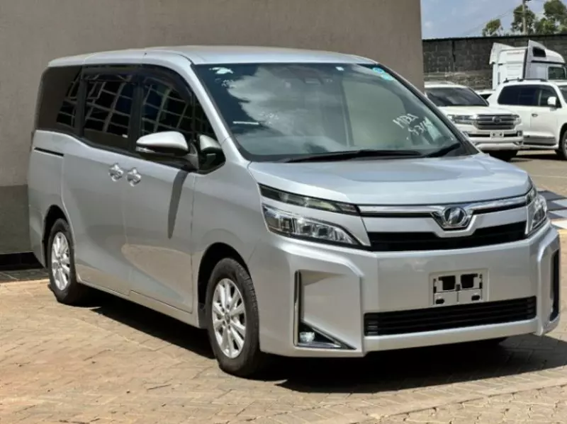 Toyota Voxy    - 2018