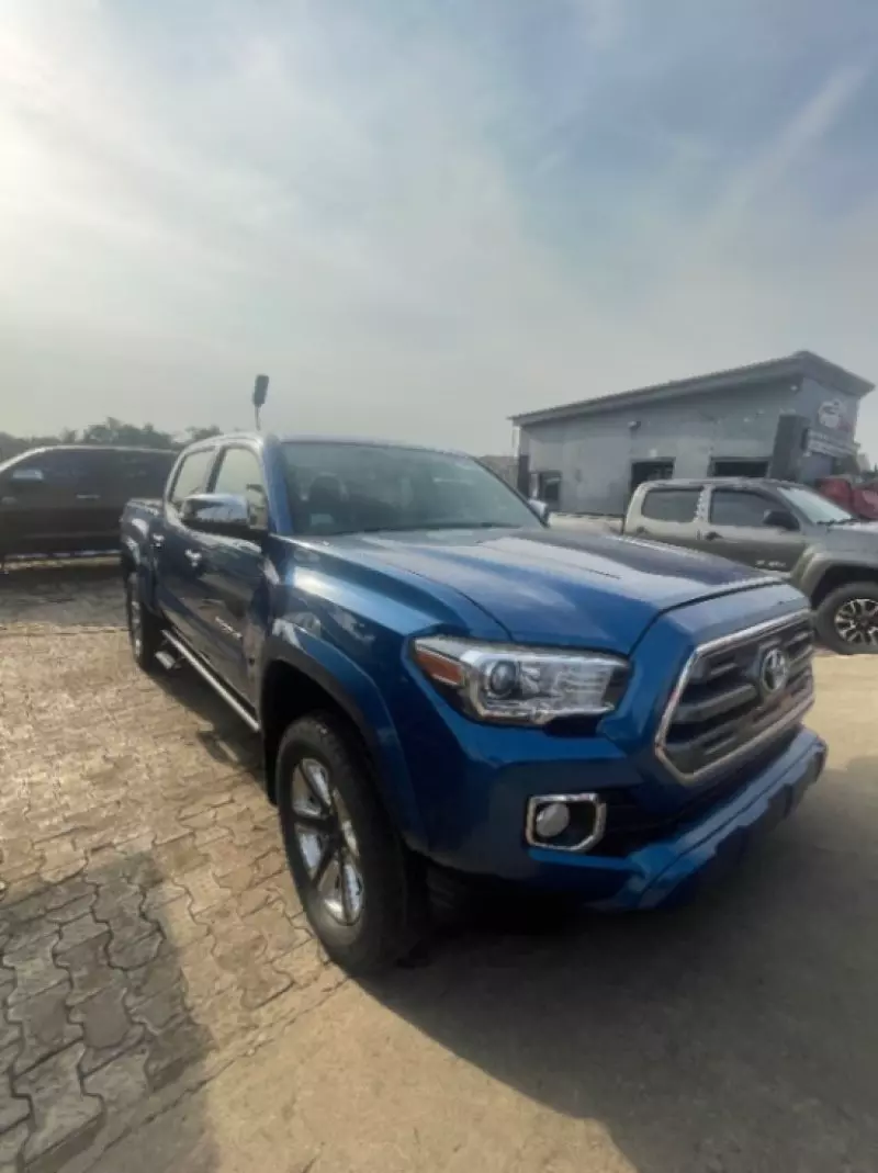 Toyota Tacoma   - 2017