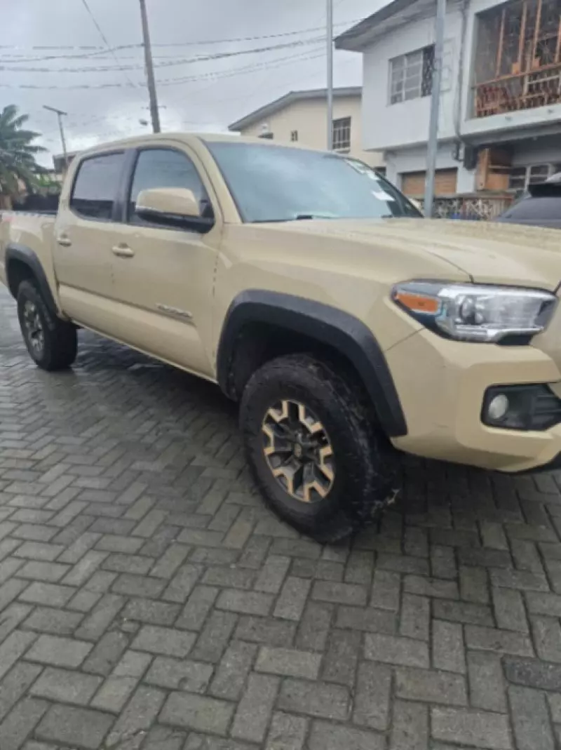 TOYOTA Tacoma   - 2018