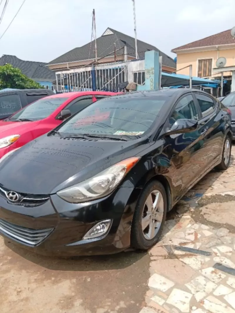 Hyundai Elantra   - 2011