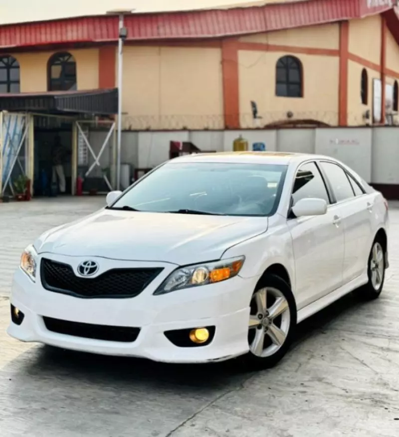 Toyota Camry   - 2011