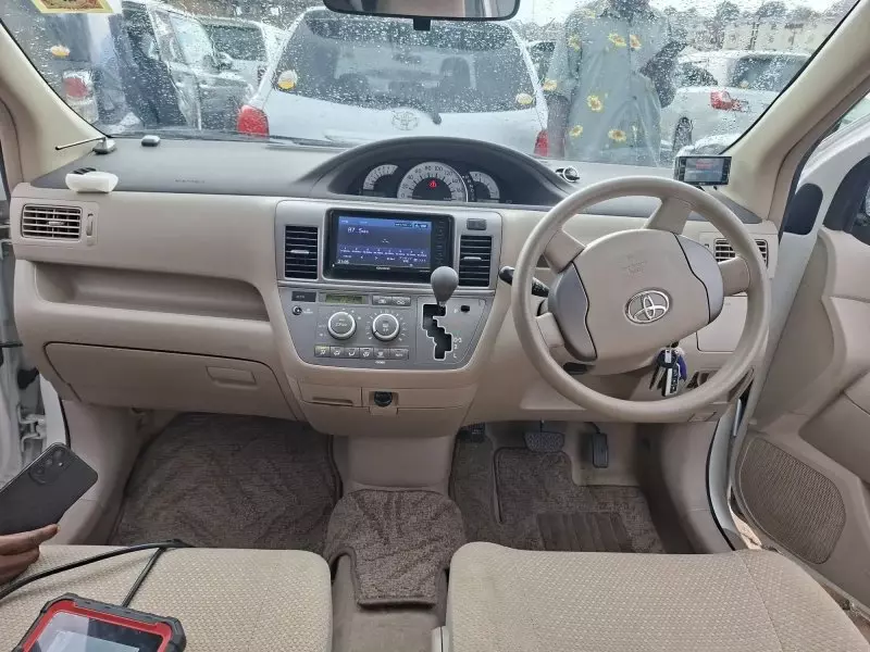 Toyota Raum    - 2011