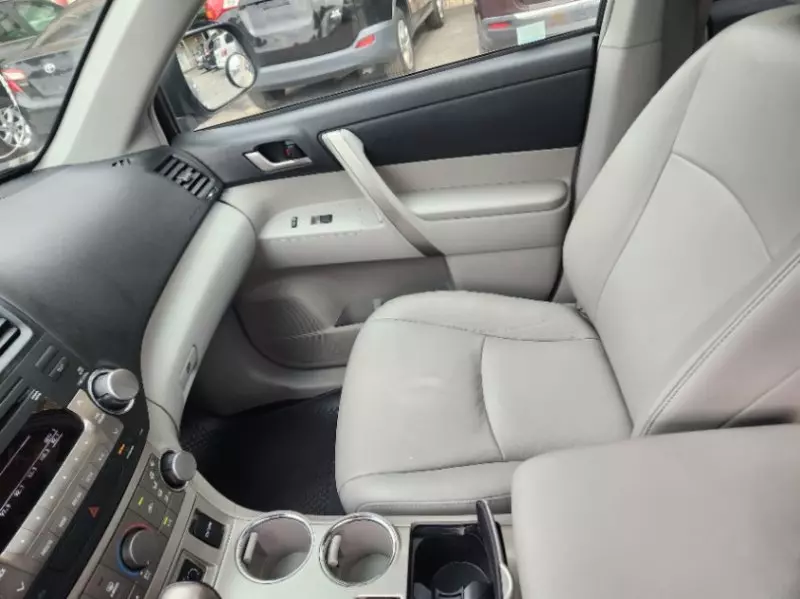 Toyota Highlander   - 2012