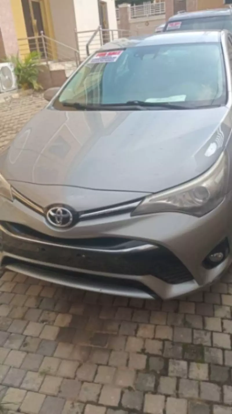Toyota Avensis   - 2015