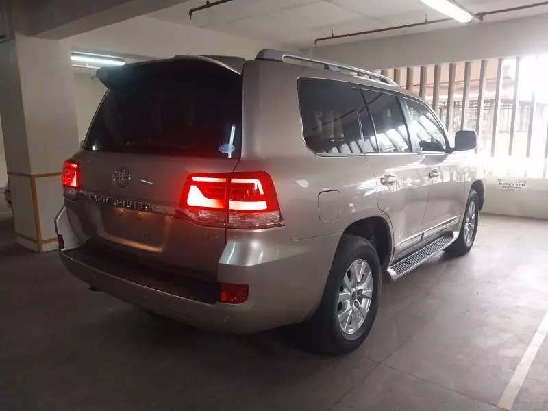 TOYOTA Landcruiser  V8   - 2017