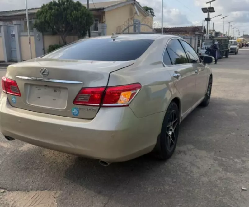 Lexus ES   - 2011