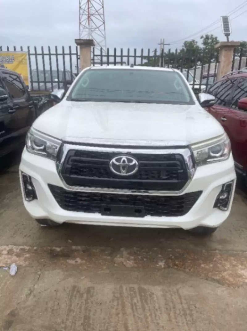 Toyota Hilux   - 2019