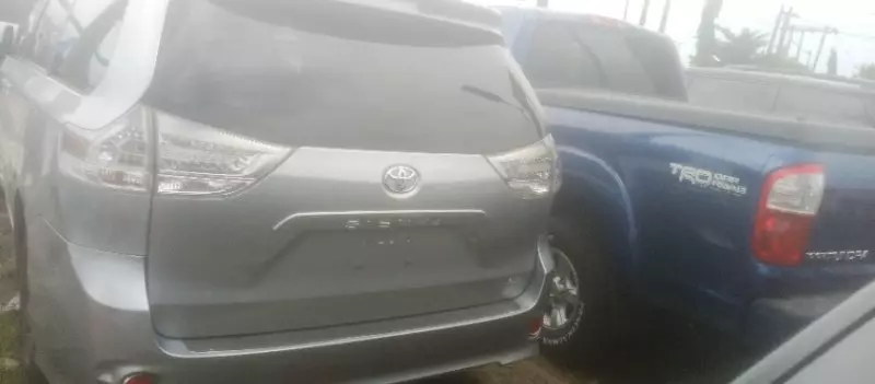 Toyota Sienna   - 2011